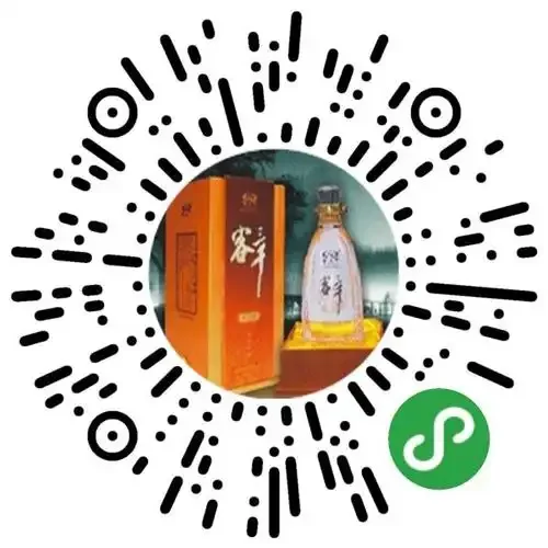 济供酒产品实拍图，展示其包装设计及酒体色泽，背景为传统酿酒环境。_1