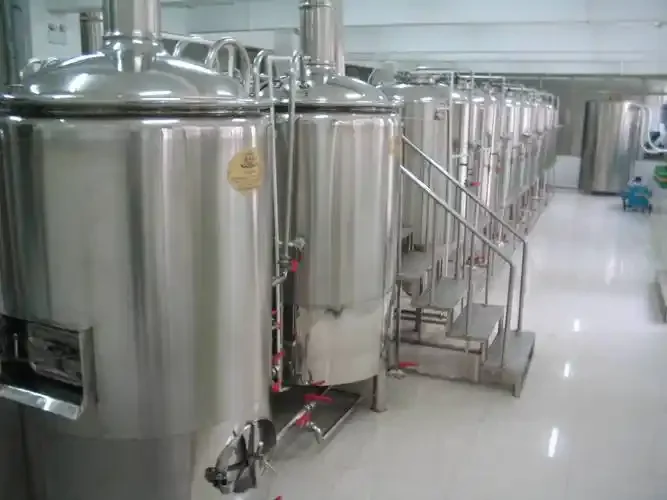 一套完整的入门级家庭啤酒酿造设备组件展示，包括煮沸锅、发酵桶和各种小工具，整齐摆放在木桌上。_1