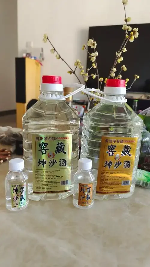 纯粮食散酒与疑似勾兑酒在陶碗中的视觉对比，展示色泽与质感的差异_1