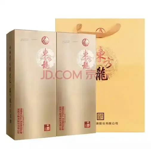 四川宜宾酿酒车间内，酿酒师正在检查陈年陶坛，展现了浓香型白酒的传统酿造与时光沉淀过程。_1