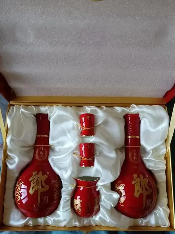 展示三种不同香型经典收藏级白酒的静物组合，包括酱香、清香、浓香，附带专业品鉴工具，体现收藏与品鉴的专业性。_1