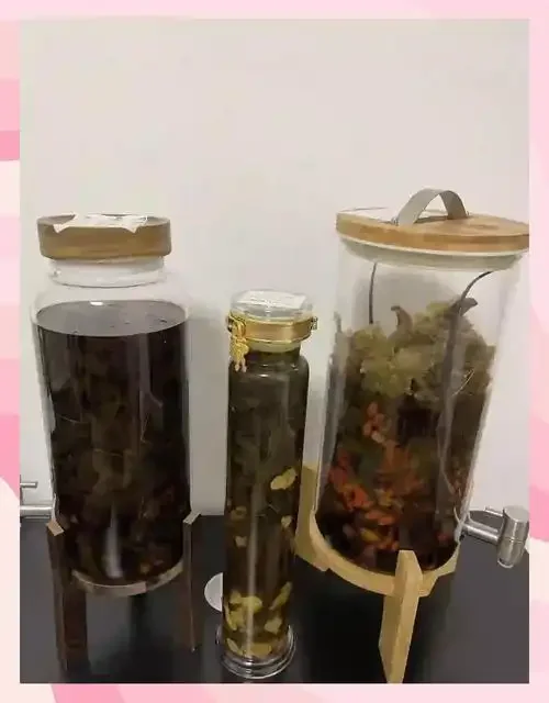 合规药酒销售所需核心文件与样品展示：GMP规范文件、带正式标签的药酒瓶、药品监管官网申请页面。_1