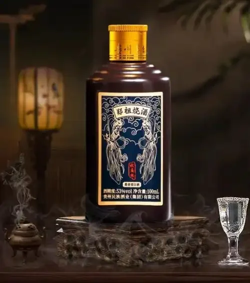 郑祖烧坊53度酱香型白酒瓶身特写，背景为传统酒坛和高粱，展现正宗酱香酒的风貌。_1