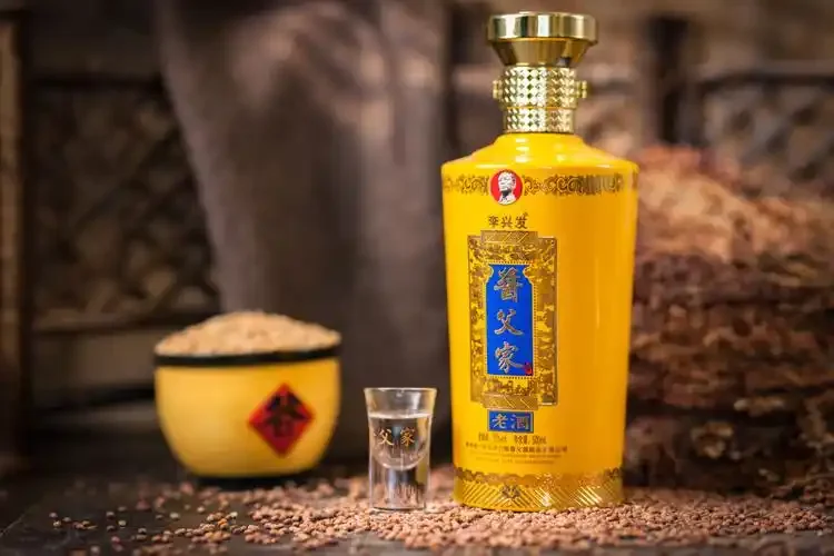 酿酒师在传统酒坊中检查大曲发酵情况，背景是酱香酒窖池_1