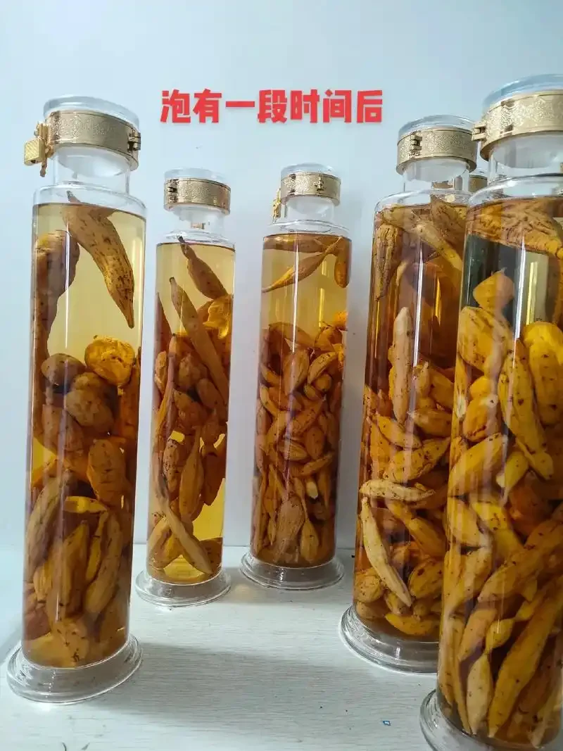 牛大力泡酒过程展示：透明酒罐、牛大力药材与白酒_1