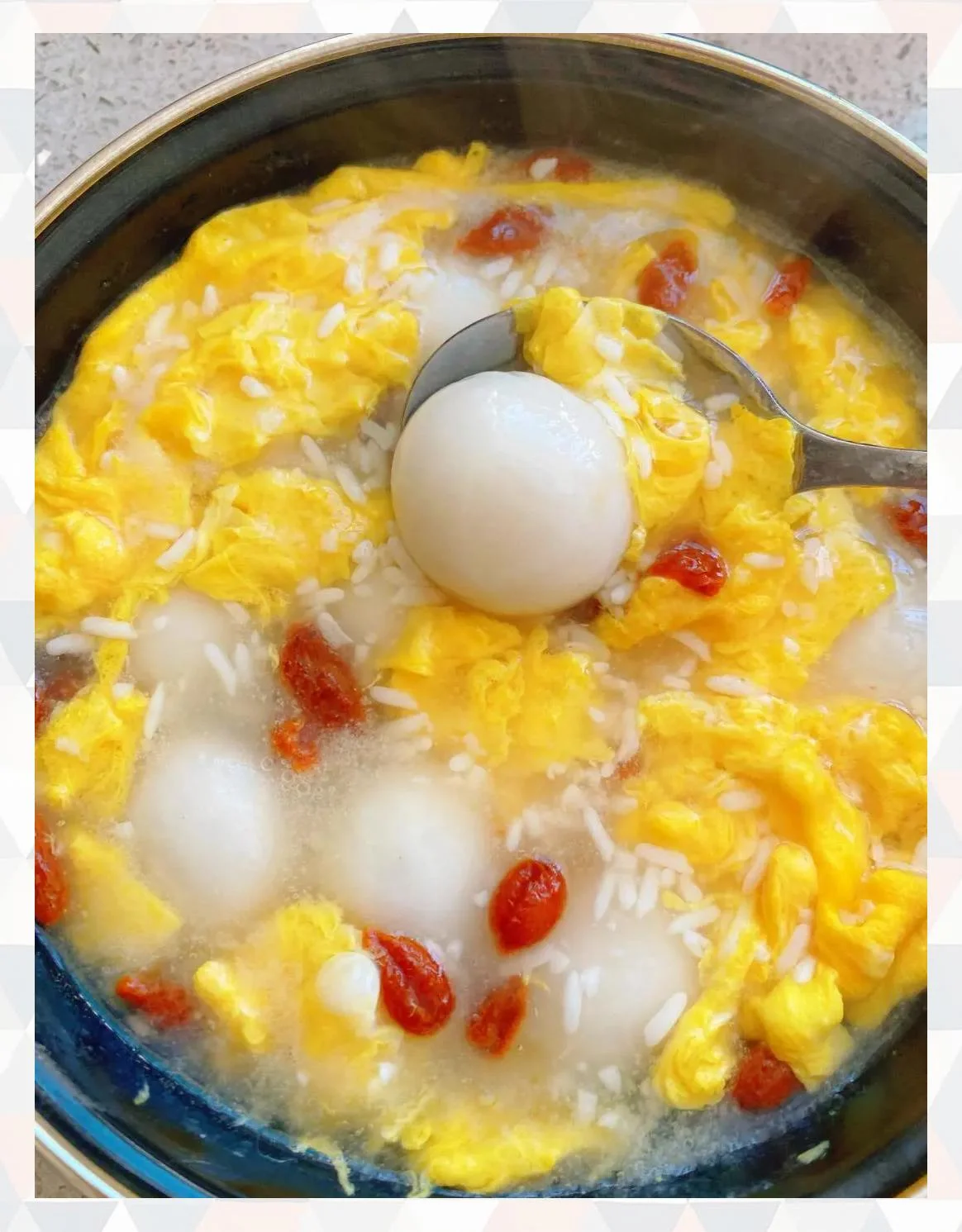 一碗刚做好的、热气腾腾的水酒冲蛋，蛋花蓬松，酒酿米粒分明，点缀着红色枸杞。_1