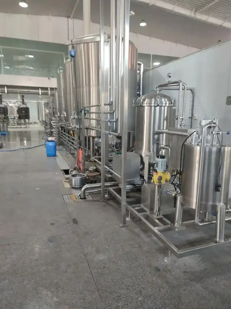 酿酒师在小型啤酒坊中操作和检查一套汉德品牌不锈钢啤酒生产设备_1