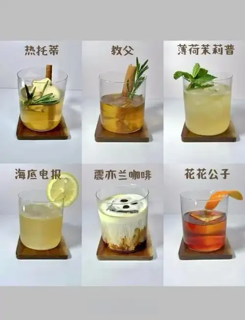 家庭吧台上放置的几杯经典鸡尾酒与专业调酒工具_1