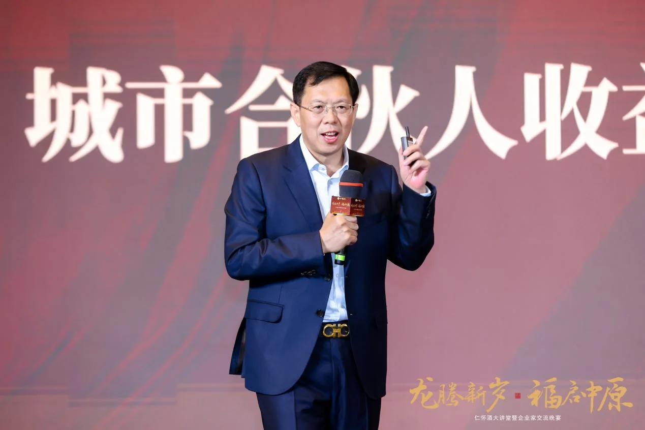仁怀传统酱香酒作坊内，酿酒师正在翻动蒸煮后的高粱进行摊晾，背景是用于发酵的陶坛。_1