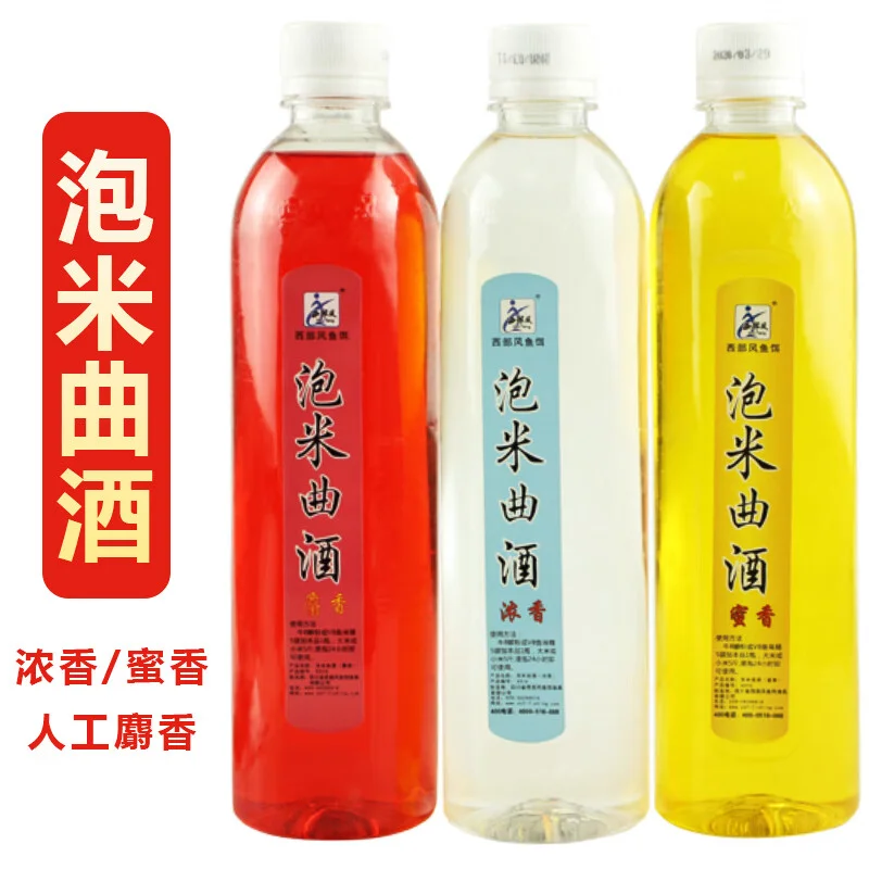 透明玻璃罐中泡制好的金黄色饵料酒米特写，旁边摆放着原料大米、玉米和酒曲。_1