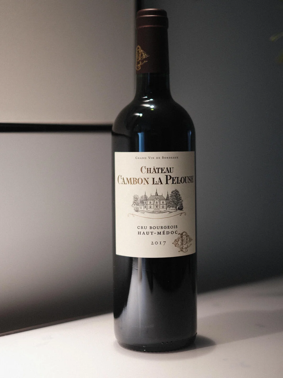 朗格多克风格红葡萄酒在玻璃器皿和橡木桶中呈现的酿造场景_1