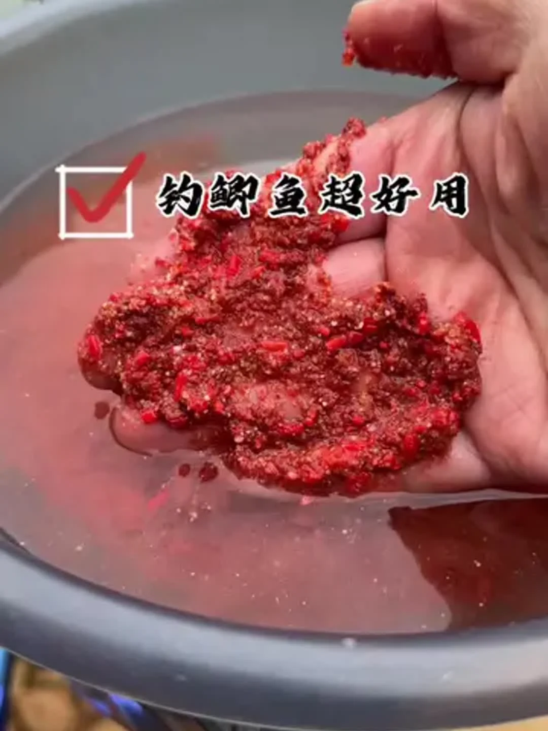 自制钓鲫鱼酒米成品展示：玻璃罐内金黄的酒米，旁边是白酒、蜂蜜、中药等主要原料。_1