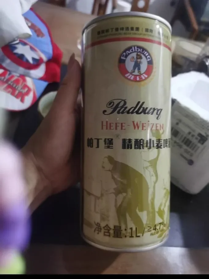 一杯刚倒出的精酿原浆啤酒与家庭酿酒工具（发酵罐、比重计、麦芽）在工作台上的俯拍照片，展示家庭酿造的专业与乐趣。_1