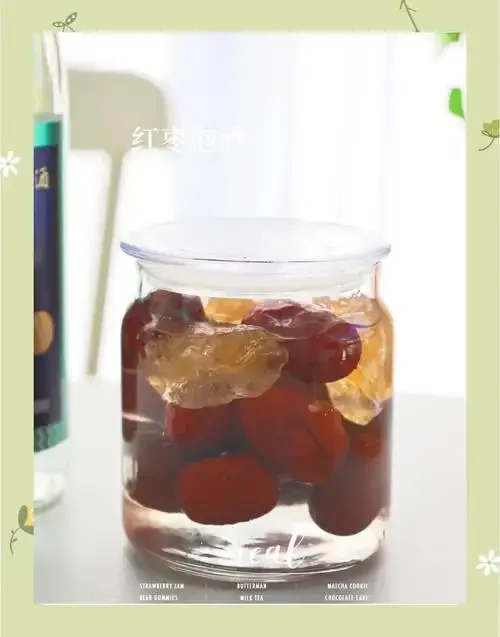 枸杞红枣泡酒演示图：透明玻璃罐中琥珀色酒液、红枣和枸杞清晰可见，旁边摆放着原料和冰糖。_1