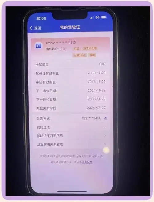 一辆摩托车旁放置着酒精测试仪，象征着酒驾摩托车将面临的执法检查与严重后果。_1