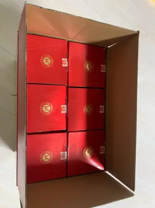 酿酒师在传统作坊中翻动酒醅，进行北大荒纯粮白酒蒸馏前的关键工序_1