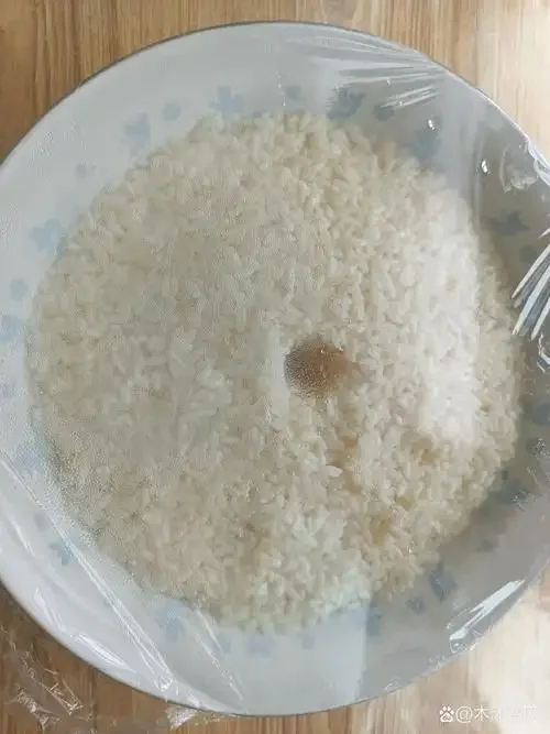 煮得恰到好处的糯米饭与煮得过烂的糯米饭状态对比图_1