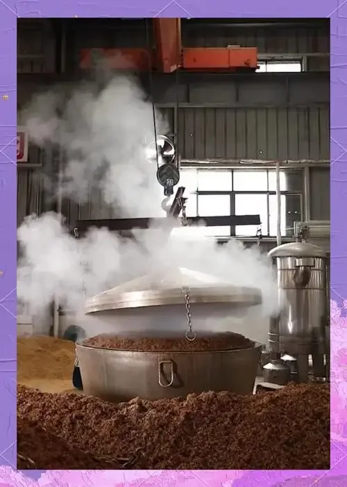 一瓶南昌莲塘风格的高粱酒与散落的高粱米，背景为传统酿酒工具，展现古朴的酿造氛围。_1