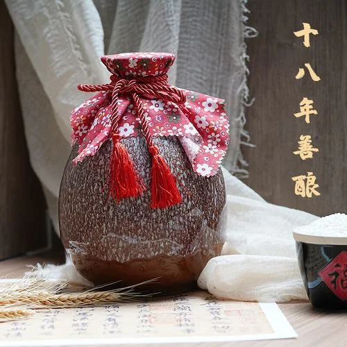 一瓶透明白酒与GB/T 20821-2007标准标签特写，背景为酿酒设备_1