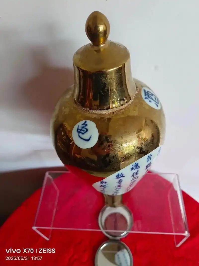 家庭自制龟龄酒成品及中药材展示,包含人参、鹿茸、枸杞等原料,体现传统泡制工艺_1