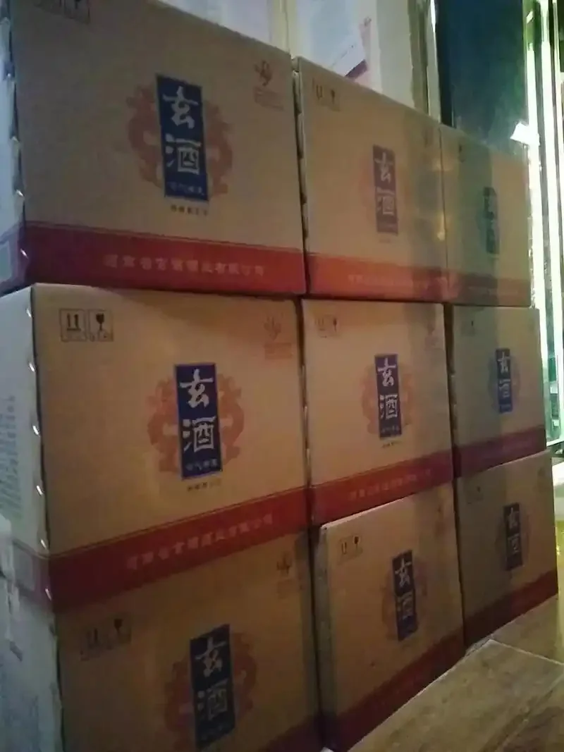 不同包装和风格的玄酒产品静物摆拍，展示玄酒的多样性和质感_1