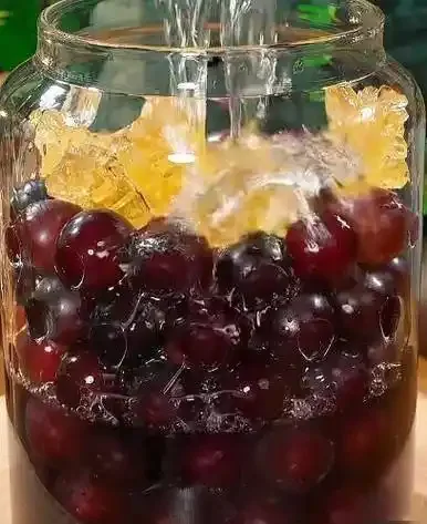 手工破碎玫瑰香葡萄进行酿酒的特写照片，展示如何正确操作_1