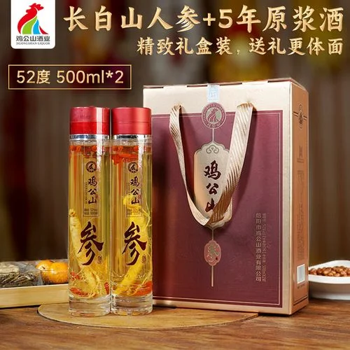 专业品鉴场景:透明酒杯与鸡公山白酒瓶及粮食原料对比特写,用于鉴别纯粮酒_1