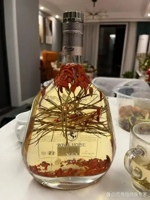 透明玻璃罐中金黄海龙干浸泡在琥珀色酒液中的特写，展示家庭泡制海龙酒的成品状态。_1
