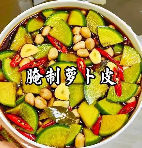 腌好的红酒萝卜装在玻璃罐中，色泽红亮诱人，搭配紫苏叶和香料，展示家常开胃小菜的精致感。_1