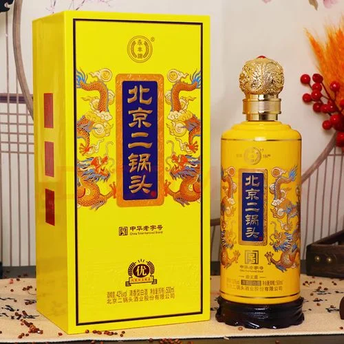 酿酒师工作台上展示用于酿白酒的主要粮食：高粱、大米、玉米、小麦和青稞_1