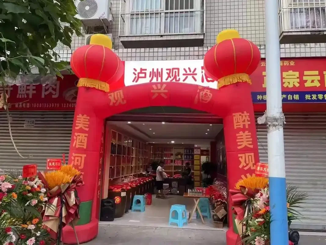 资深酿酒师在传统酒坊中用酒提舀取散装白酒，展示专业品鉴过程_1