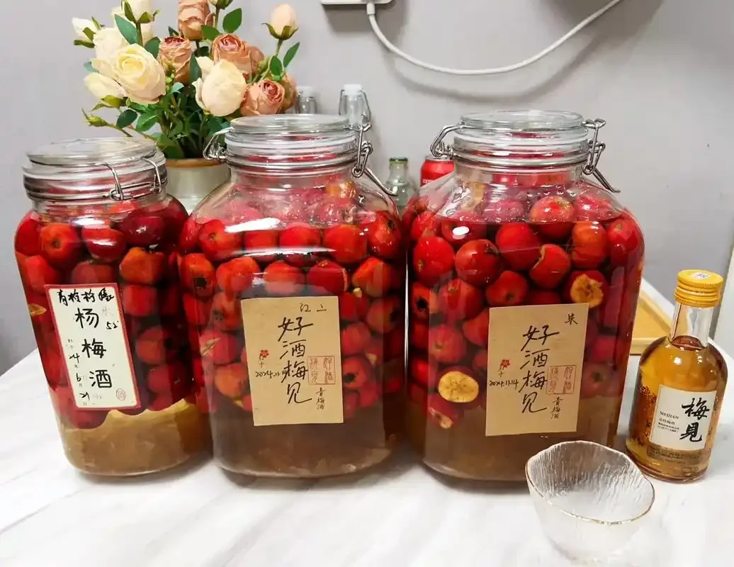 家庭自制山楂酒：玻璃罐中鲜红山楂与冰糖浸泡在酒液中的特写_1