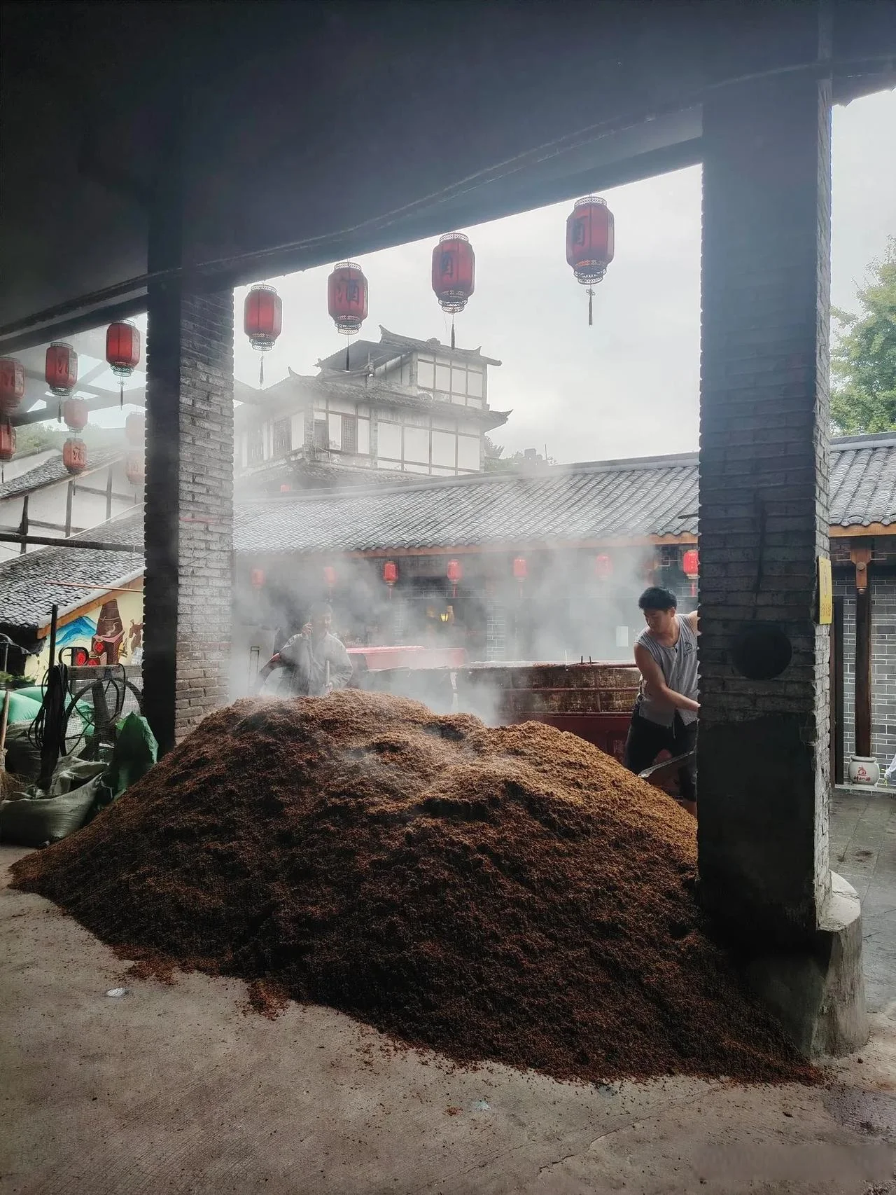 家庭酿酒作坊工作场景：酿酒师正在查看陶缸中的酒醅，阳光透过窗户洒在传统酿酒器具上。_1