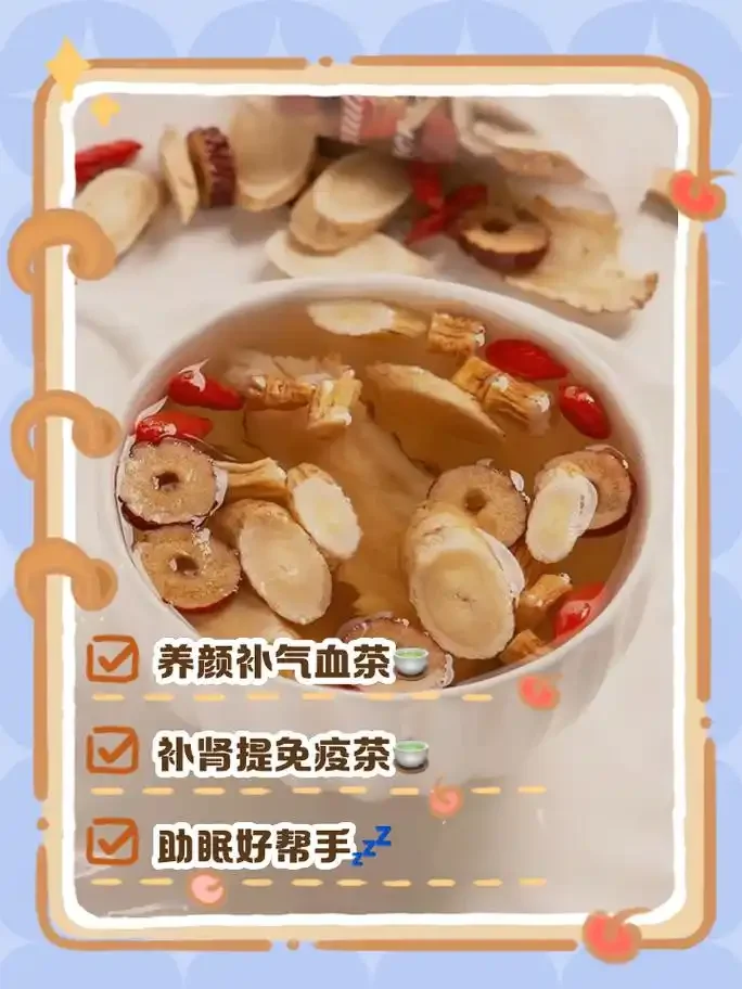 党参当归枸杞泡酒成品展示：透明玻璃罐中的琥珀色酒液与清晰可见的药材_1