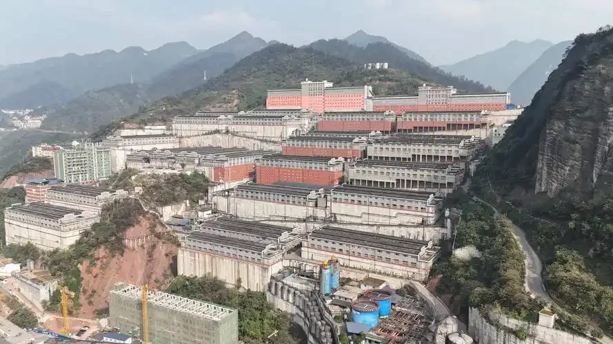 茅台镇酱香型白酒酒厂俯瞰图，展现赤水河畔的酿酒工业集群与自然风光_1