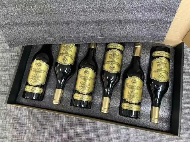 玛凯古堡干红葡萄酒与品酒杯在橡木桶旁的经典品鉴场景特写_1