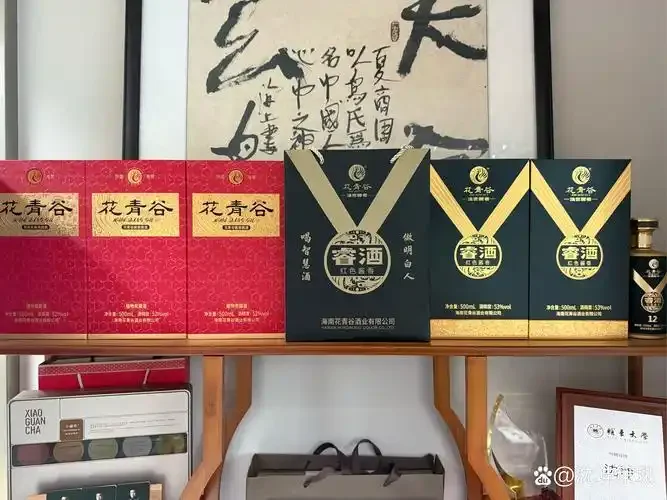湖南金韵酿酒车间内部，酿酒师傅正在传统陶坛旁进行拌曲操作，展现了匠心酿造的场景。_1