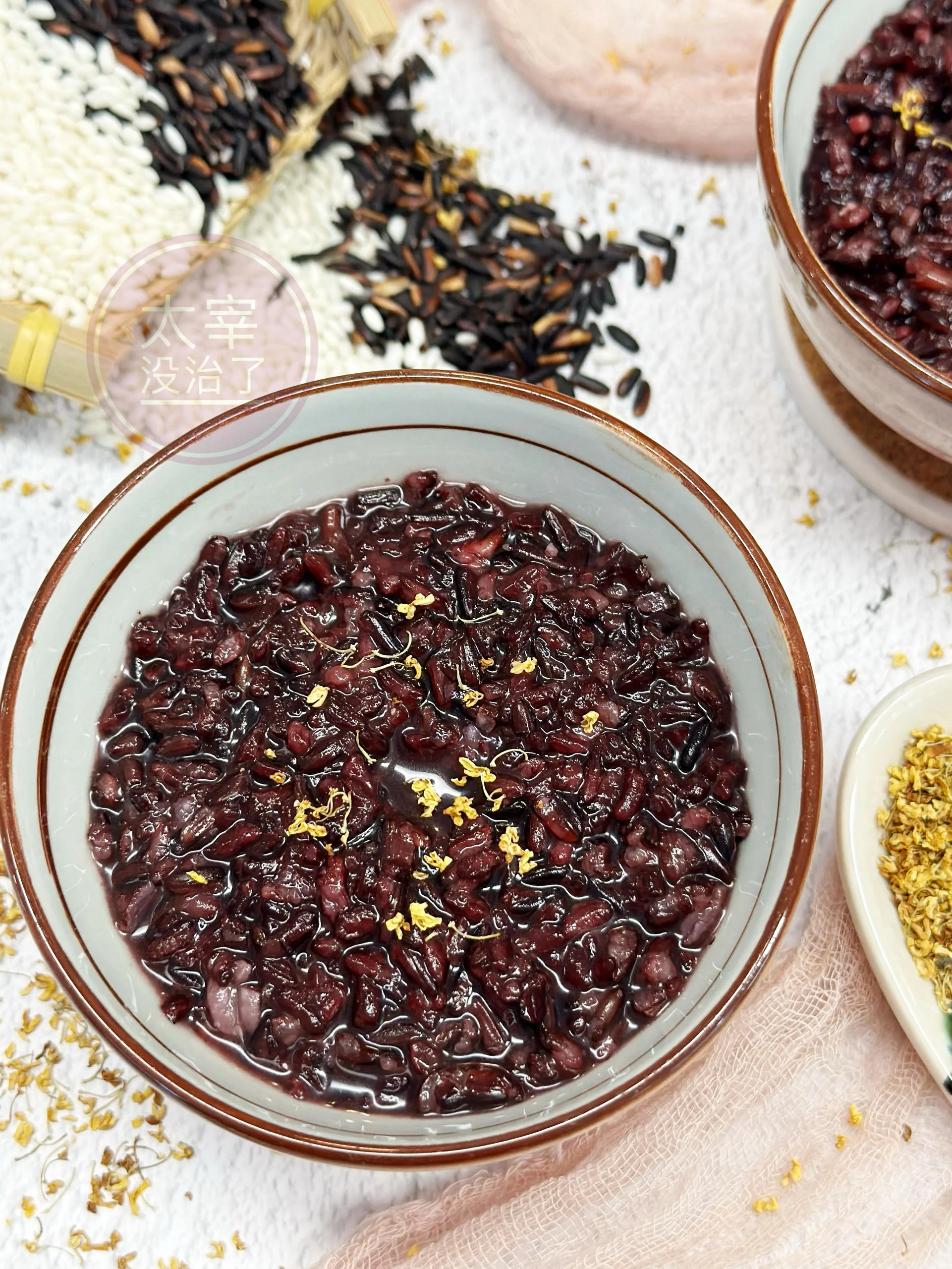 黑糯米酒发酵过程实拍，玻璃罐中黑糯米正在发酵，液体呈深紫色，展现家庭酿造的真实场景。_1