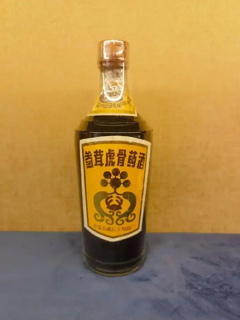 泡在玻璃罐中的琥珀色补肾壮骨药酒，清晰可见枸杞、肉苁蓉、杜仲等药材_1