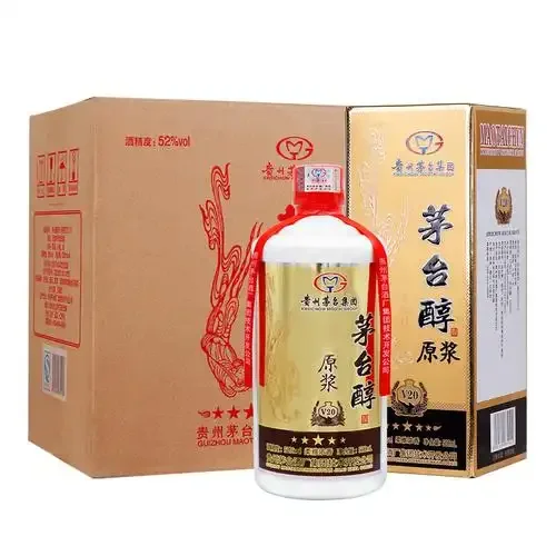 国府珍藏酒T15与品酒杯置于传统酿酒设备前，展示酱香型白酒的品鉴与工艺联系_1