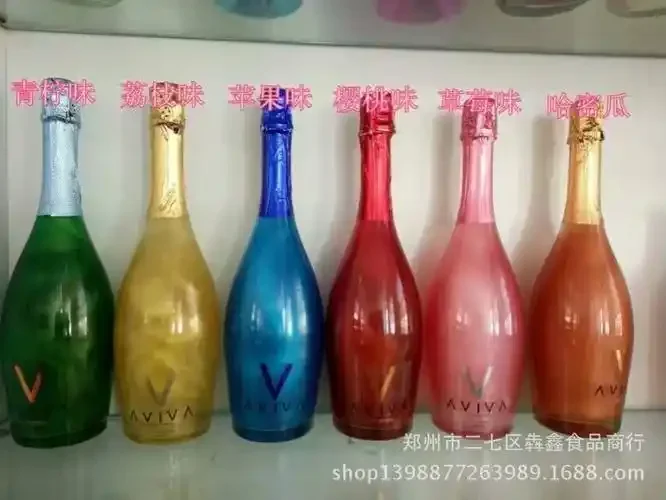 新疆火焰果泡酒成品特写：玻璃瓶中红宝石色的酒液与鲜红的果实_1