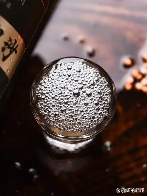 酿酒师在品鉴室内观察酱香酒的挂杯现象与酒体色泽_1