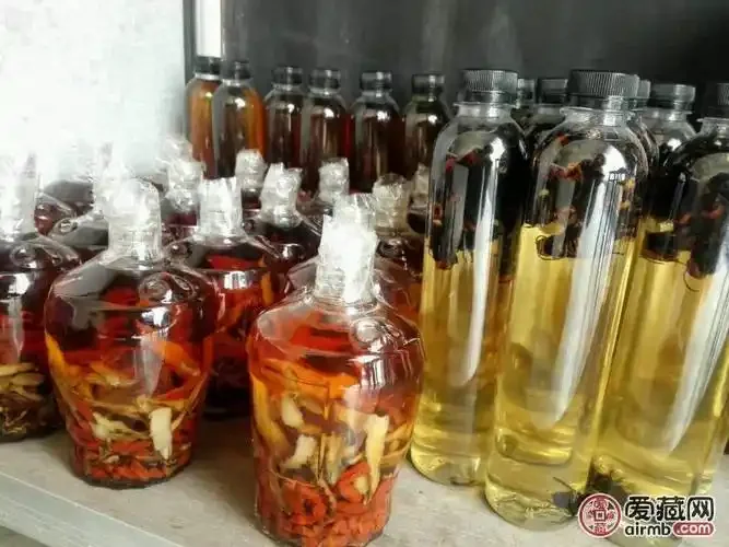 蝎子泡酒示例图：透明玻璃瓶中蝎子与药材浸泡在酒液中_1