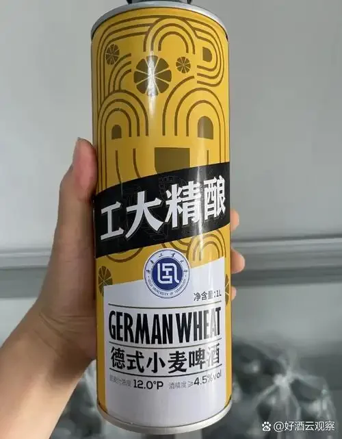 家庭自酿啤酒操作台展示，包括450克麦芽、电子秤、啤酒花和正在发酵的麦芽汁，直观展示酿造一斤啤酒的原料用量。_1