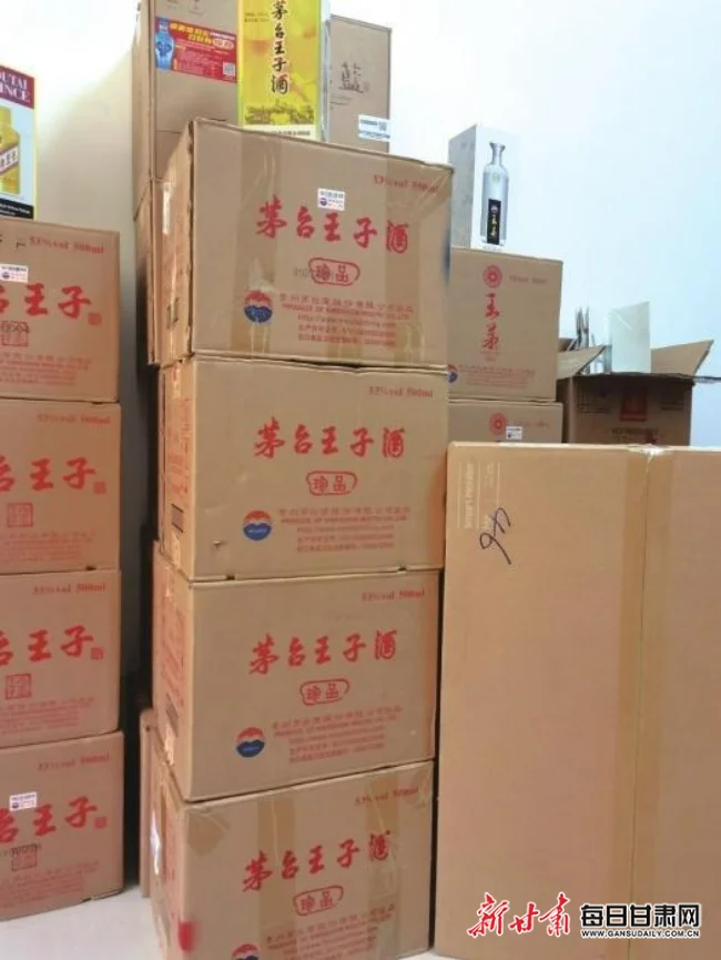 家庭酒窖内部实景：木质酒架上整齐摆放酒坛，温湿度计显示理想读数_1