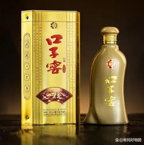 酿酒师在酒窖中专注品鉴白酒，观察酒体色泽与闻香_1