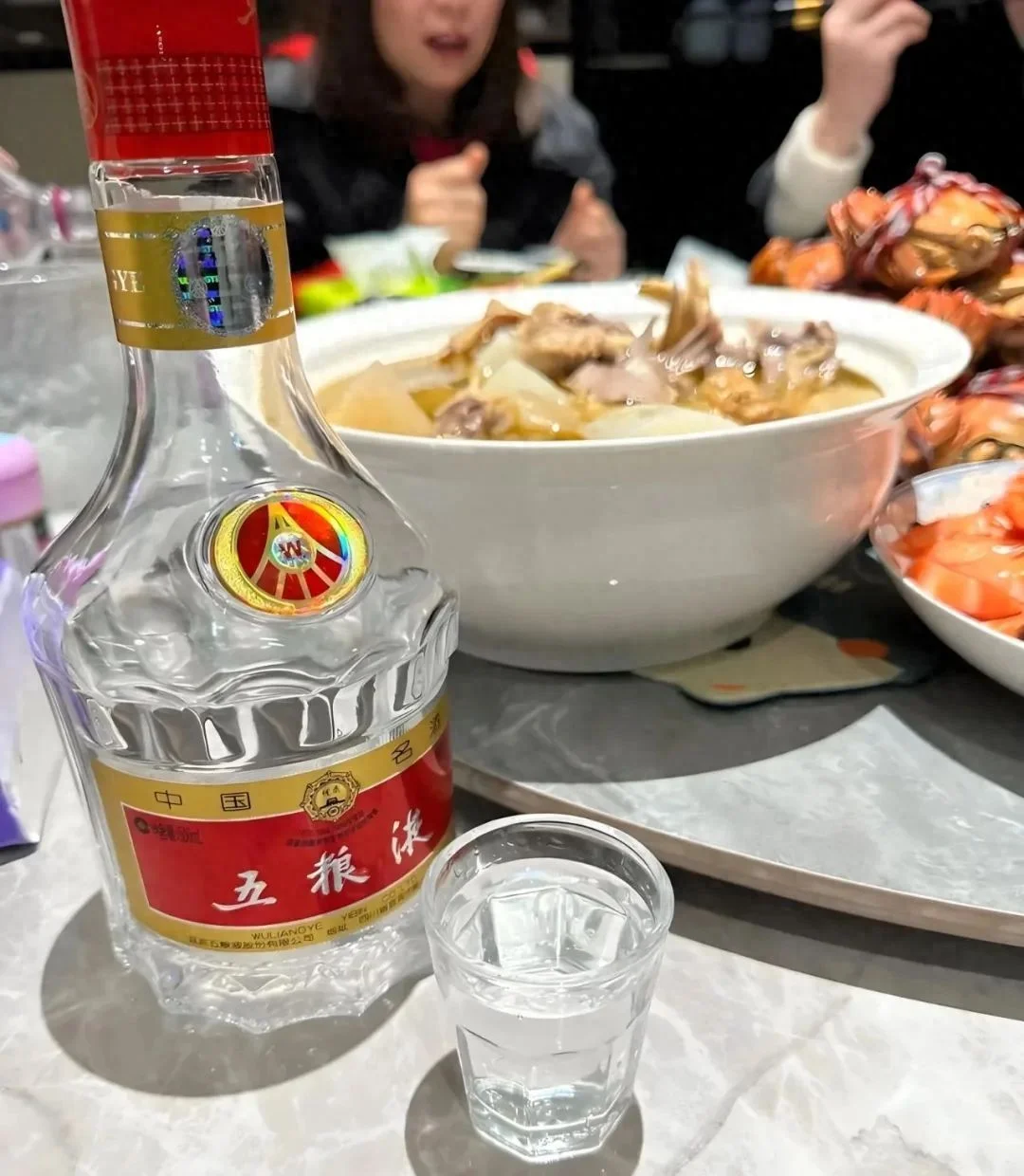传统固态发酵与现代勾兑工艺对比示意图_1