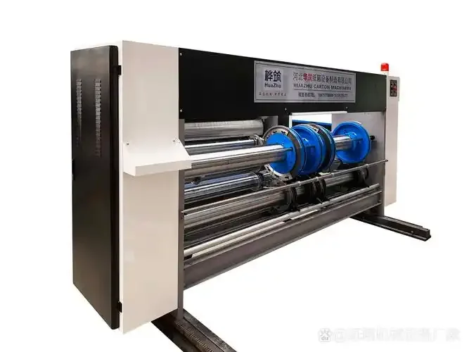 酿酒师在家庭工作室中专注检查不锈钢蒸馏酿酒设备组件_1