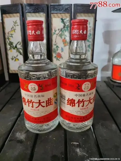52度绵竹老酒与五种酿造用粮食原料（高粱、小麦、大米、玉米、糯米）摆放在一起，展示其纯粮酿造属性_1
