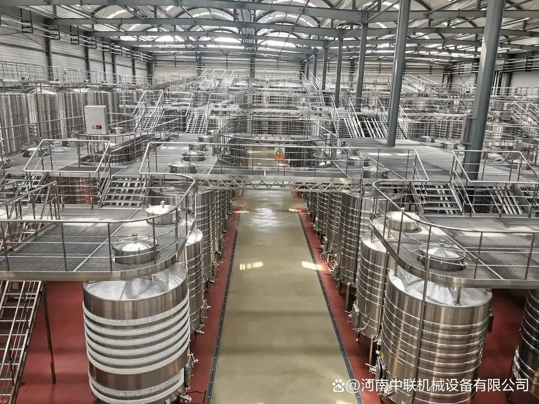葡萄酒酿造核心设备工作台展示,包括发酵罐、破碎工具、压榨机和测量仪器_1